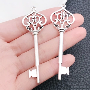 Détails de pendentifs clés en forme de cœur argenté rétro avec motifs ajourés