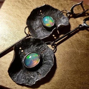 Orecchini vintage in argento ossidato con opali ovali ed effetti di fuoco colorati