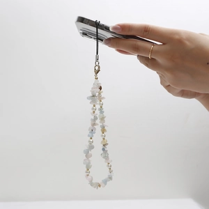 Bijou de téléphone en pierres naturelles et perles avec détails dorés chic