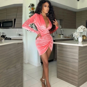 Robe courte froncée en velours rose vif avec décolleté en V et manches longues sur mannequin