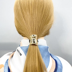 Attache-cheveux minimaliste en métal doré en forme de U avec élastique noir