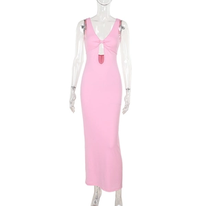 Détails de la robe moulante rose montrant la découpe et les plis en forme de nœud
