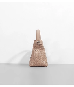 Detail of the woven leather texture and side profile of this khaki Intrecciato handbag