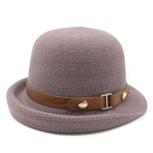 Chapeau cloche en tricot mauve pour femme avec bord roulé et ceinture en cuir marron