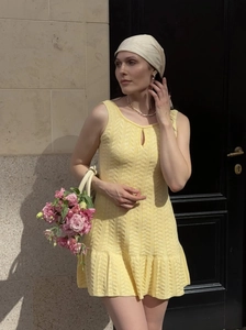 Abito corto giallo in maglia senza maniche con scollo a goccia e trama testurizzata