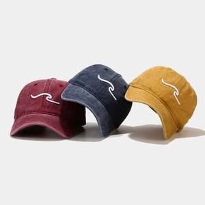 Lot de casquettes vintage délavées avec broderie vague en bordeaux, marine et jaune