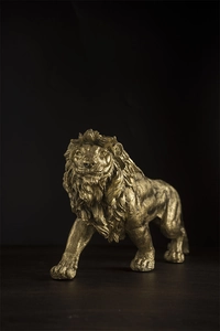Makro-Seitenansicht der goldenen Löwenharz-Skulptur mit detaillierter Mähne und Finish