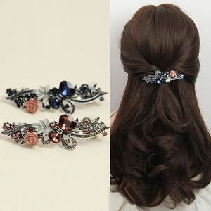 Détails et vue portée de barrettes à cheveux vintage avec strass et fleurs élégantes