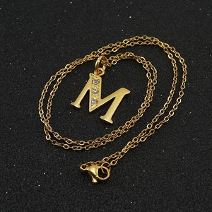 Collier en acier inoxydable plaqué or 18 carats avec pendentif lettre M et strass