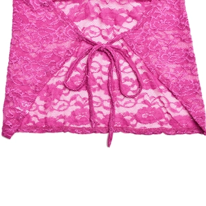 Gros plan sur tissu dentelle fuchsia avec motif floral et détail de ruban noué