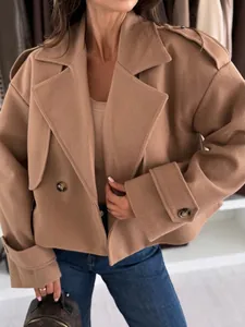 Detail der kamelfarbenen Wolljacke mit Reverskragen, Schulterklappen und feiner Textur