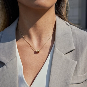 18K vergoldete Edelstahl-Schlangenkette mit funkelndem Pavé-Zylinder-Anhänger für Damen