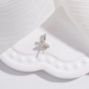 Détail macro de la bélière de perle en argent S925 avec incrustation de zircone étincelante