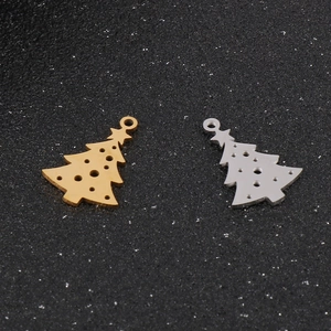 Ciondoli minimalisti ad albero di Natale in oro e argento su sfondo nero festivo e chic