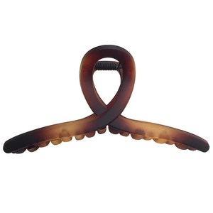 Matte acrylic large claw clip featuring a coffee gradient finish and cross knot design