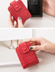 Mini-Make-up-Tasche aus Leder mit Krokoprägung, Spiegel und Schnallenverschluss