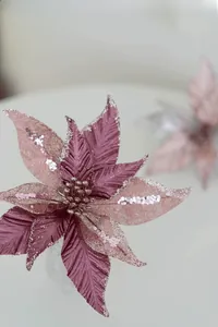 Détail d'un poinsettia rose de 25 cm avec paillettes d'argent pour décoration de Noël