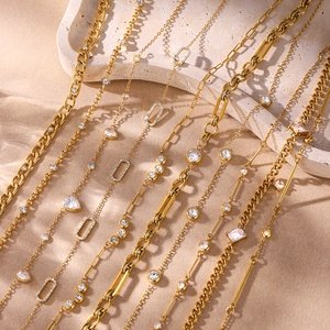 Detailansicht goldener Titan-Halsketten mit Gliederketten und Zirkonia-Steinen