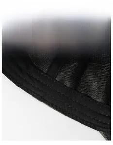 Détail du bandeau absorbant élargi à l'intérieur d'une casquette de sport noire