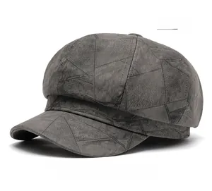 Detalle de gorra octogonal gris con texturizados patrones geométricos de triángulos