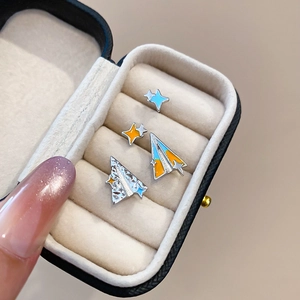 Détail de l'ensemble de 4 boucles d'oreilles étoiles et avions en papier dépareillés