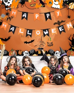 Niños celebrando con pancarta de fieltro Happy Halloween y globos de fiesta naranja