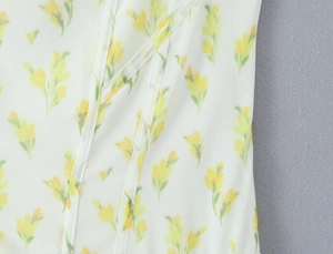 Dettaglio della stampa floreale con limoni gialli su chiffon leggero e cuciture rifinite