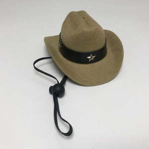Detail eines khakifarbenen Cowboy-Haustierhutes mit Sternen und verstellbarer Kordel