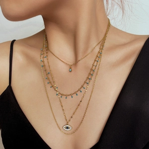 Collier multicouche en acier titane doré avec perles bleues et pendentif œil maléfique