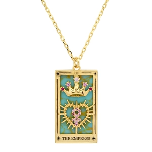 Dettaglio della collana tarocchi L'Imperatrice placcata oro con gemme rosa e smalto