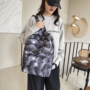 Mochila acolchada negra con estampado de corazones blancos para escuela y viajes