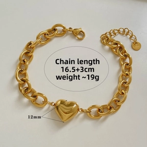 Detail of 18K gold-plated stainless steel heart pendant bracelet with sizing info