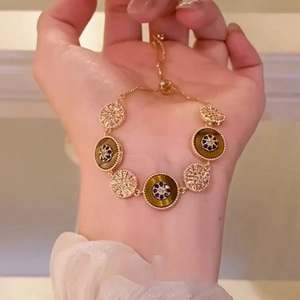 Détail du bracelet en œil de tigre plaqué or 18 carats avec fermoir réglable