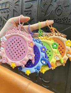 Gros plan de porte-clés tableau magnétique ourson déclinés en plusieurs couleurs