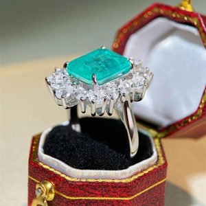 Luxurious S925 sterling silver ring with emerald-cut green stone and zircon in a red box