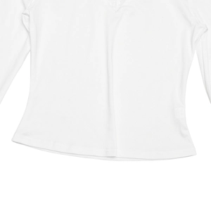 Détail du t-shirt blanc à manches longues, col en V, tissu côtelé doux et ourlet soigné