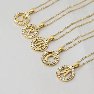 Colliers en acier inoxydable plaqué or 18 carats avec pendentifs lettres sertis de cristaux
