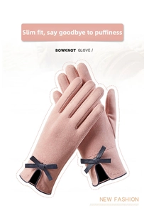 Vue détaillée de gants d'hiver roses avec un nœud en cuir bleu foncé et couture soignée