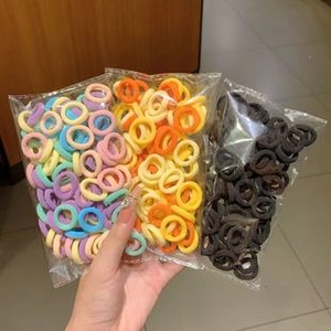 Trois paquets de petits élastiques à cheveux en couleurs arc-en-ciel, orange et noir