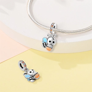 Dettaglio di ciondolo ape con smalto colorato e zirconi su bracciale a catena snake