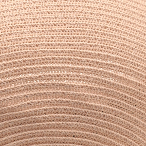 Dettaglio macro della trama in paglia intrecciata e mesh traspirante per cappelli estivi