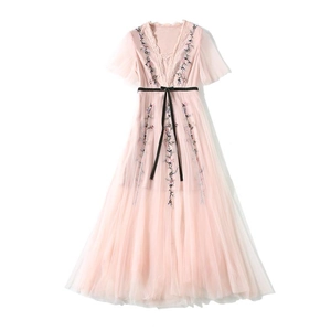 Robe longue en tulle rose avec col en V, broderie florale et ruban noir à la taille