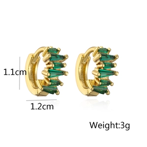 Dettaglio orecchini a cerchio dorati da 1,1 cm con zircone verde a taglio smeraldo