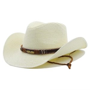 Dettaglio cappello cowboy in paglia crema con perline e ciondolo a piuma dorata