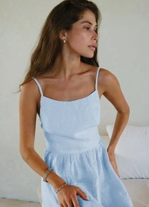 Détail du tissu en lin bleu clair montrant la texture naturelle et la couture