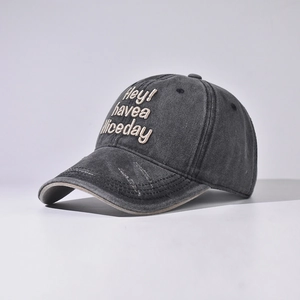 Nahaufnahme der gewaschenen grauen Baseballkappe mit Stickerei und Vintage-Distressed-Effekt