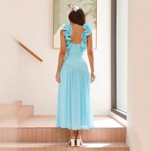 Robe longue dos nu bleu clair à col en V avec détails de volants et fente latérale