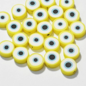 Makroaufnahme von 10mm gelben Polymer-Ton-Perlen mit bösem Blick für DIY-Schmuck