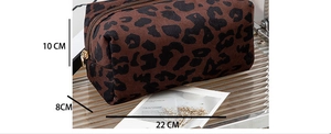 Detailed view of leopard print makeup bag with gold zipper and 22x8x10cm dimensions