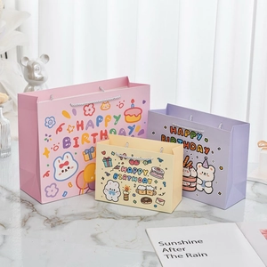 Drei süße Cartoon-Geburtstags-Geschenktüten mit gewebten Griffen in Rosa und Lila